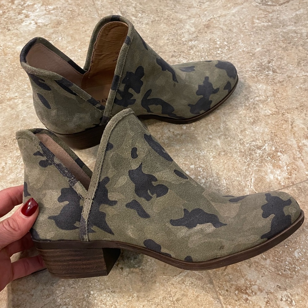 Lucky camouflage booties size 9